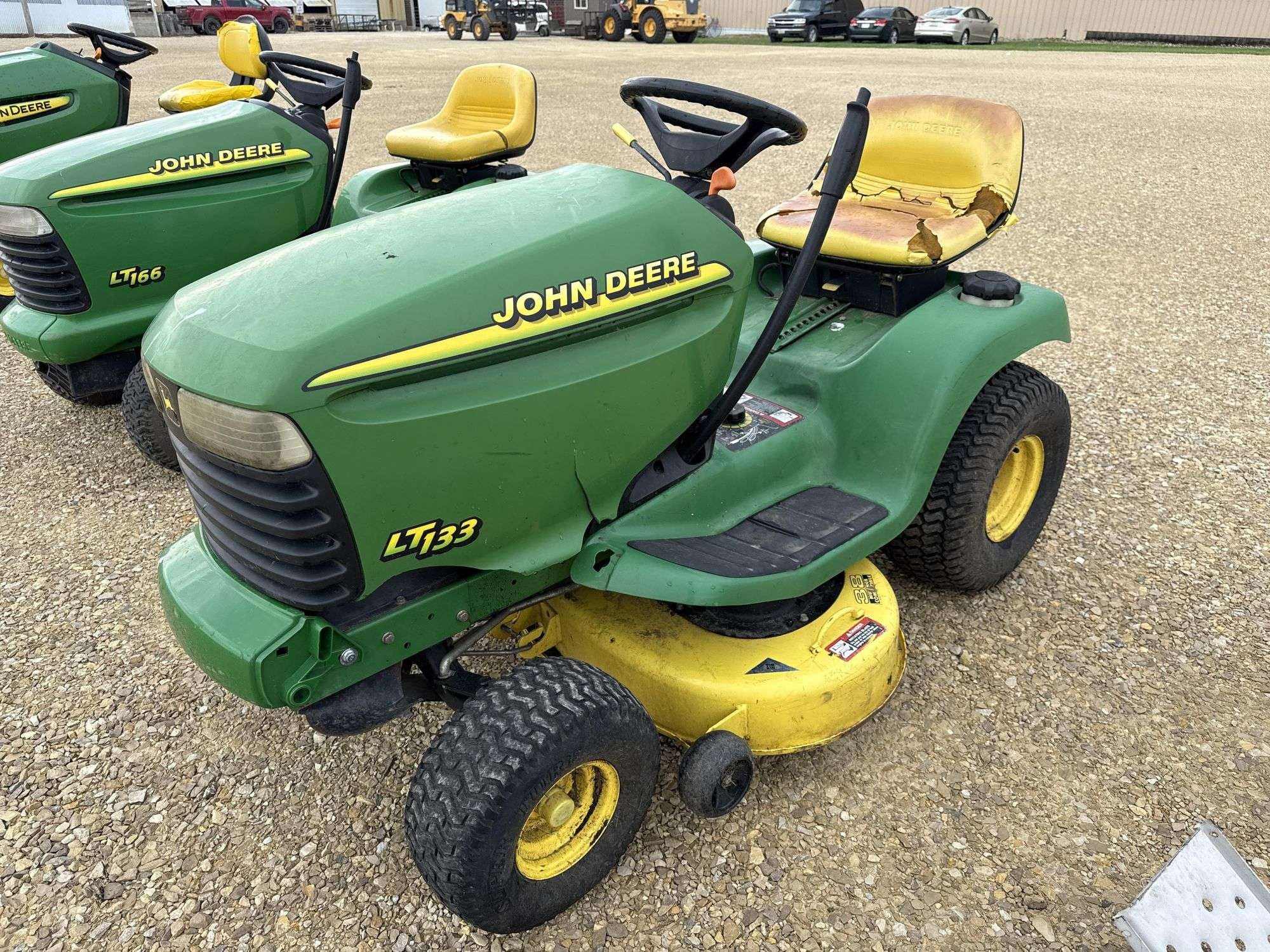John Deere LT133 Equipment Image0