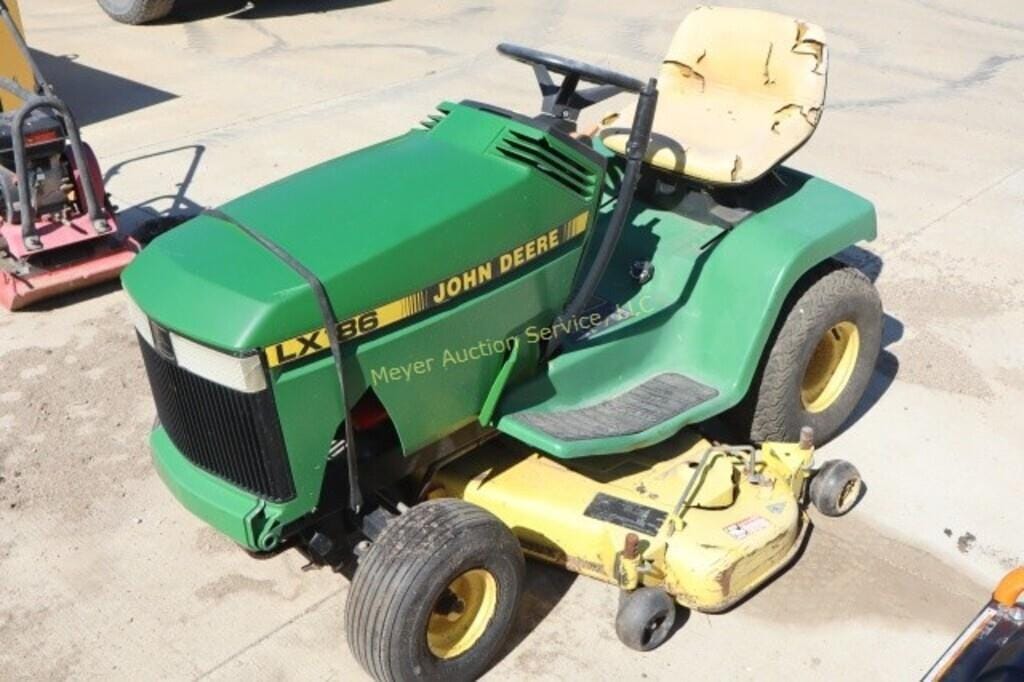 John Deere LX186 Equipment Image0