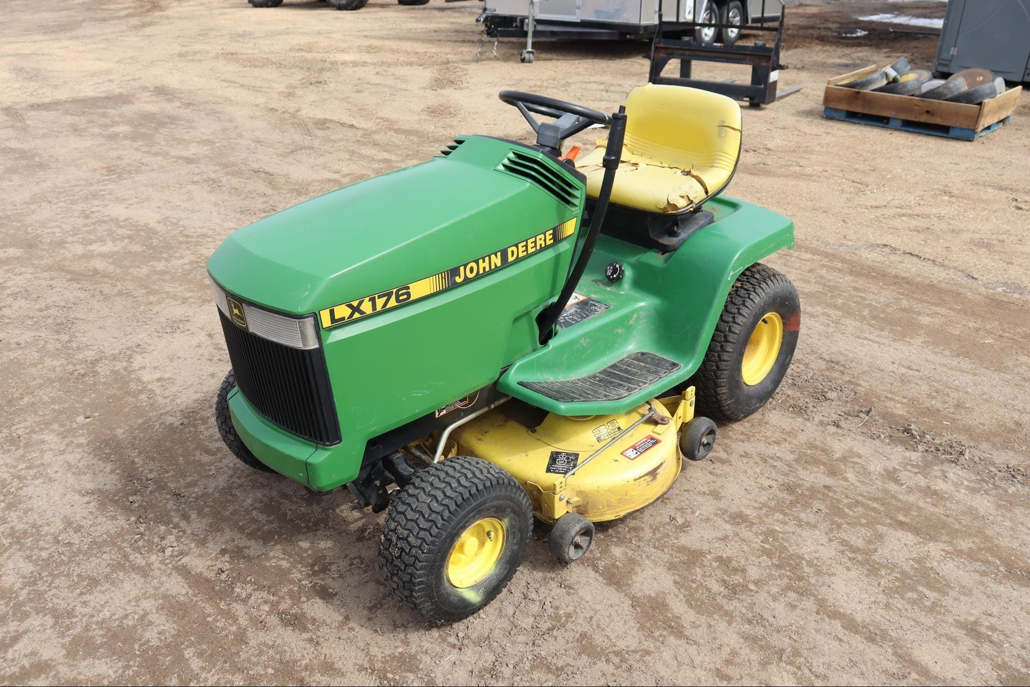John Deere LX176 Equipment Image0