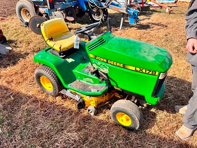 John Deere LX178 Equipment Image0