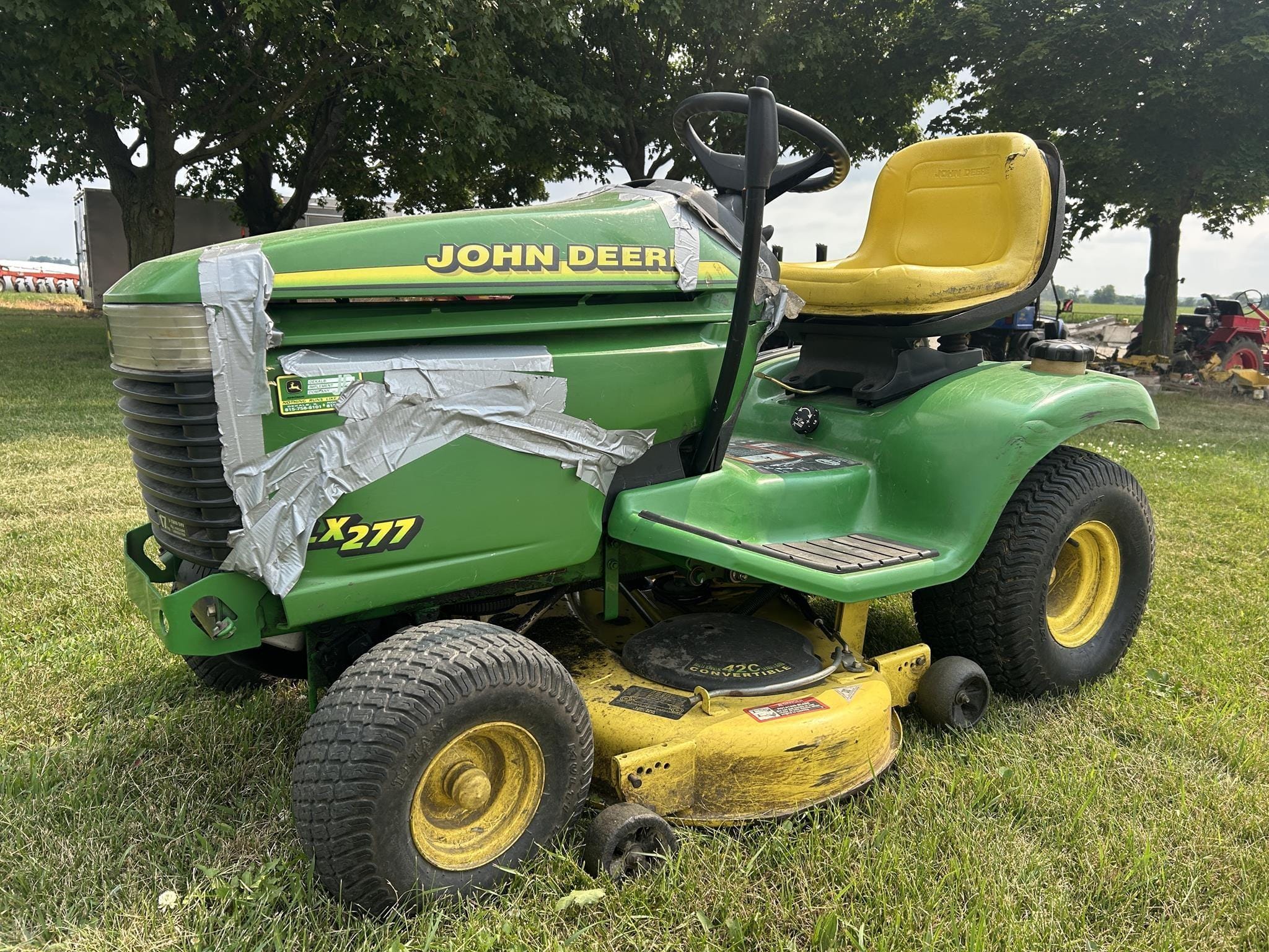 John Deere LX277 Equipment Image0
