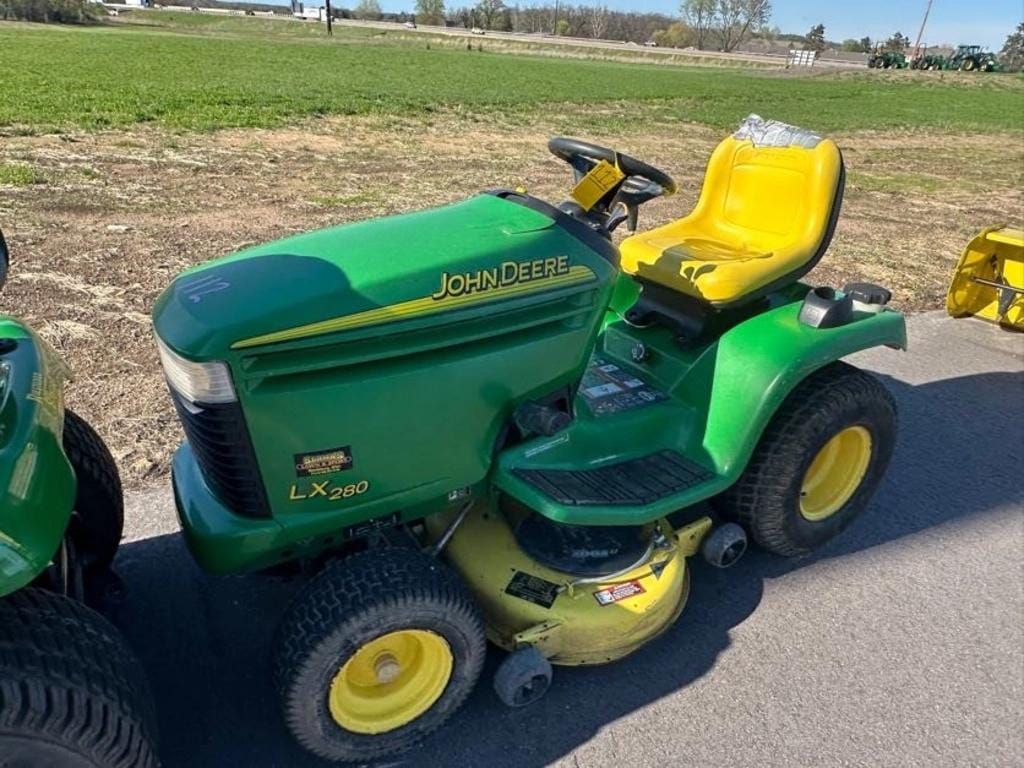 John Deere LX280 Equipment Image0