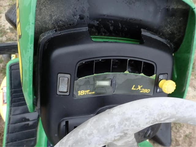 Image of John Deere LX280 equipment image 4