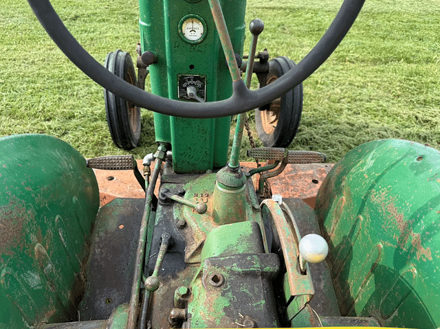 Image of John Deere M equipment image 4