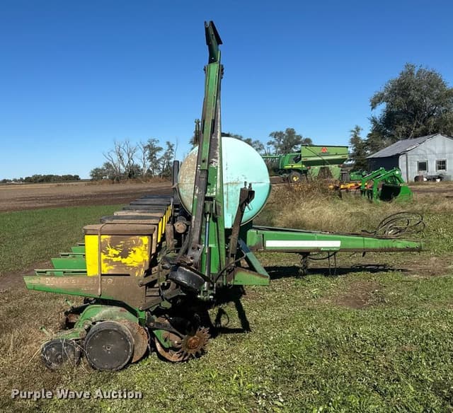 Image of John Deere MaxEmerge Plus equipment image 3