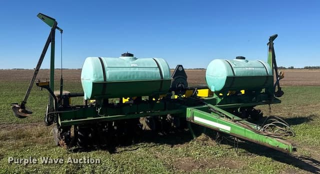 Image of John Deere MaxEmerge Plus equipment image 2