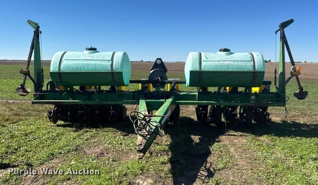 Image of John Deere MaxEmerge Plus equipment image 1