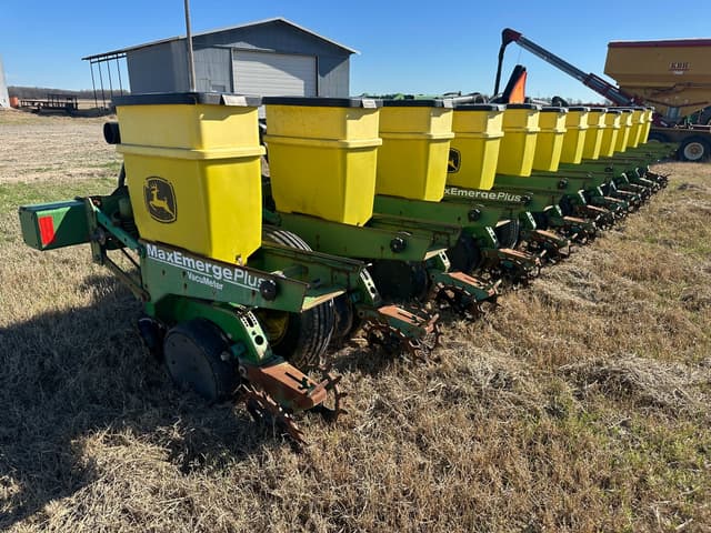 Image of John Deere MaxEmerge Plus equipment image 3