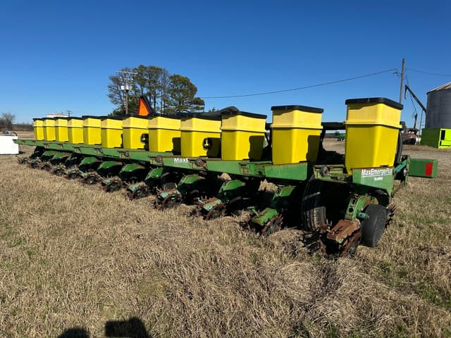 Image of John Deere MaxEmerge Plus equipment image 2