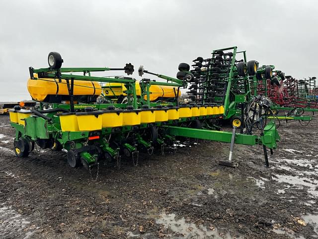 Image of John Deere MaxEmerge Plus equipment image 1