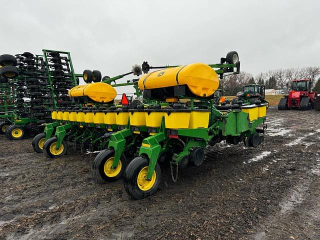 Image of John Deere MaxEmerge Plus equipment image 2