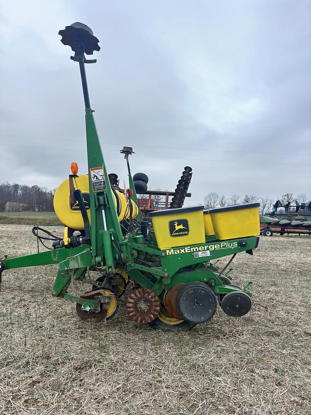 Image of John Deere MaxEmerge Plus equipment image 2