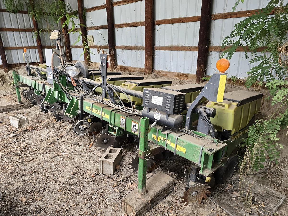 John Deere 1700 Equipment Image0
