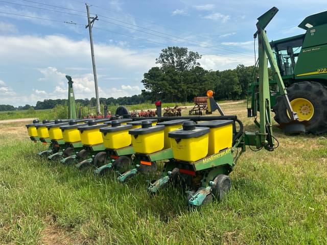 Image of John Deere MaxEmerge XP equipment image 2