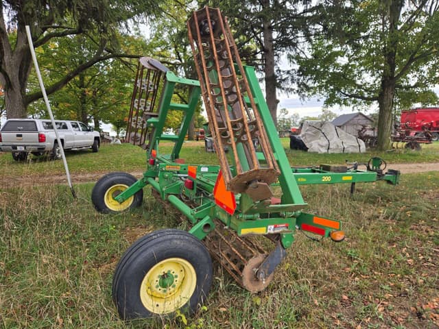 Image of John Deere 200 equipment image 4