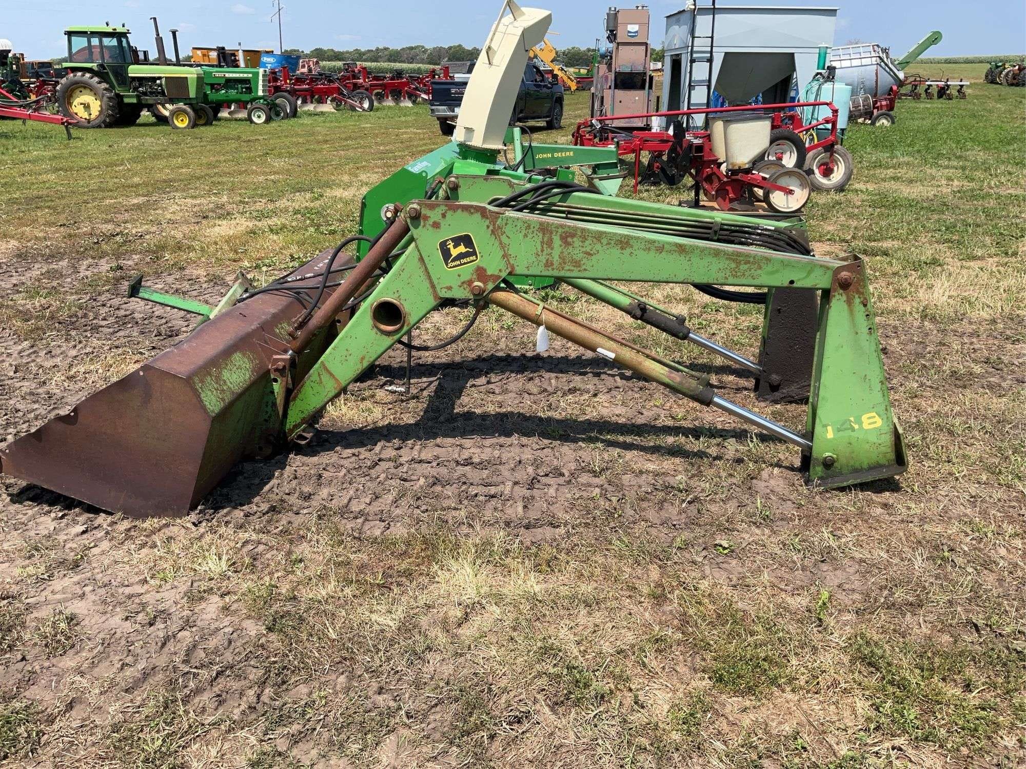 John Deere 148 Equipment Image0