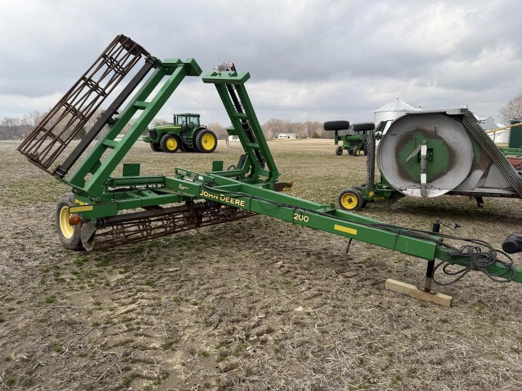 Image of John Deere 200 Image 0