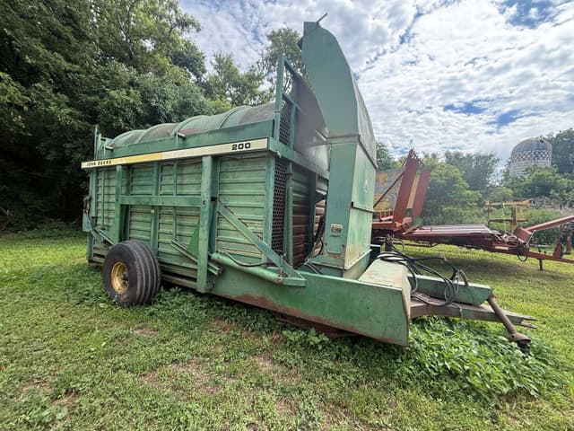 Image of John Deere 200 equipment image 1
