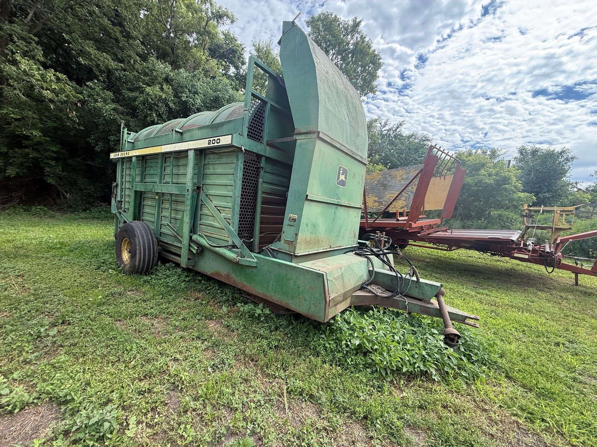 John Deere 200 Equipment Image0
