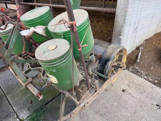 Image of John Deere 246 equipment image 2