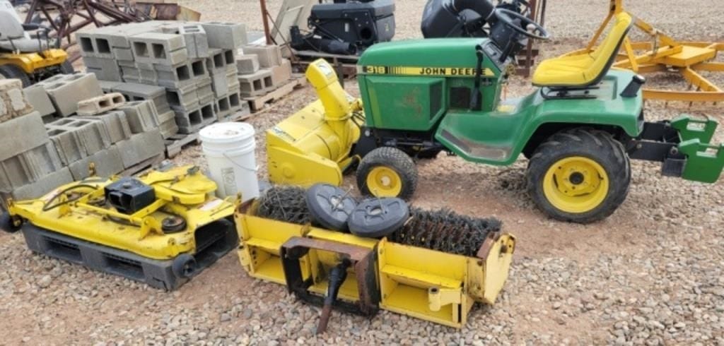 John Deere 318 Equipment Image0
