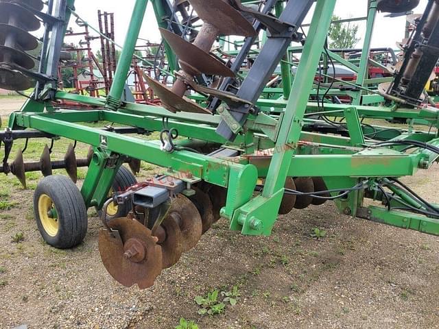 Image of John Deere 331 equipment image 1