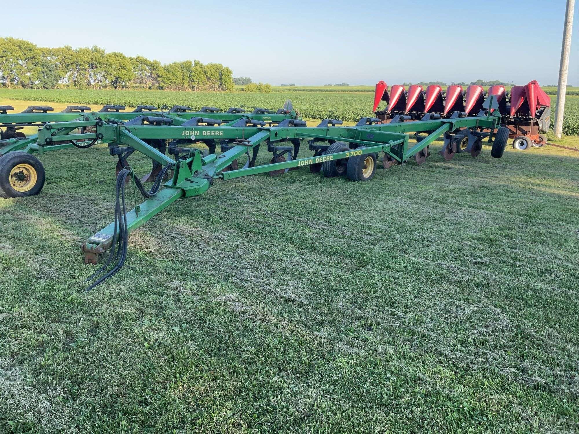 John Deere 3700 Equipment Image0