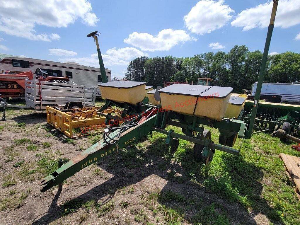 Image of John Deere 7000 Image 1