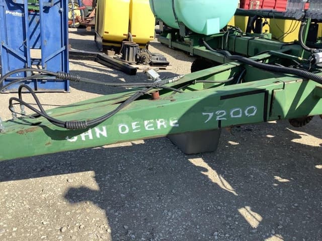Image of John Deere 7200 equipment image 1