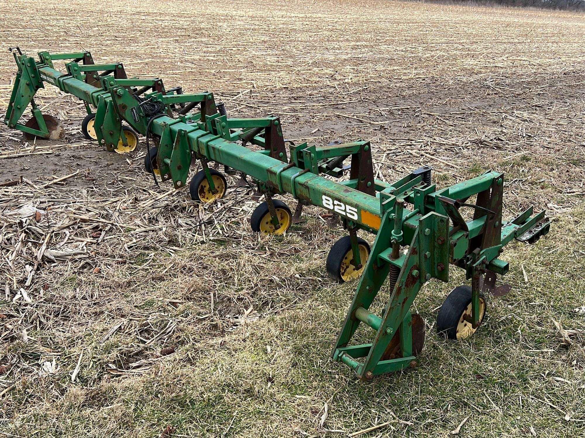 Main image John Deere 825