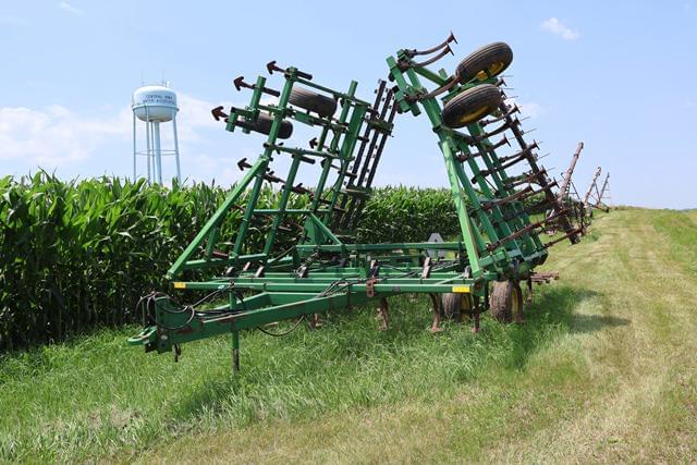 Image of John Deere 960 equipment image 1