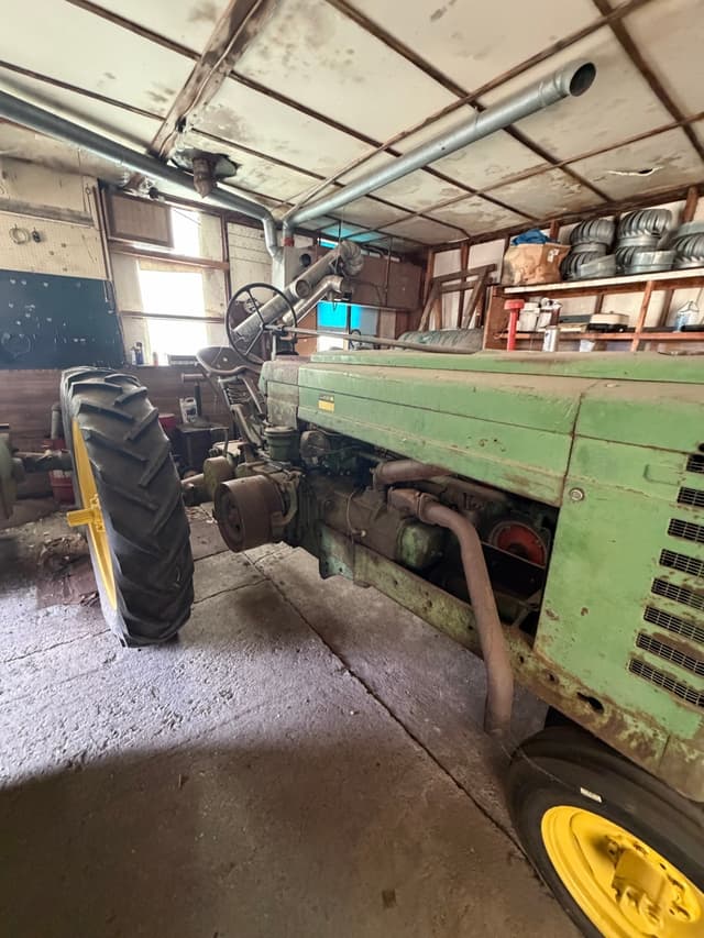 Image of John Deere A equipment image 4