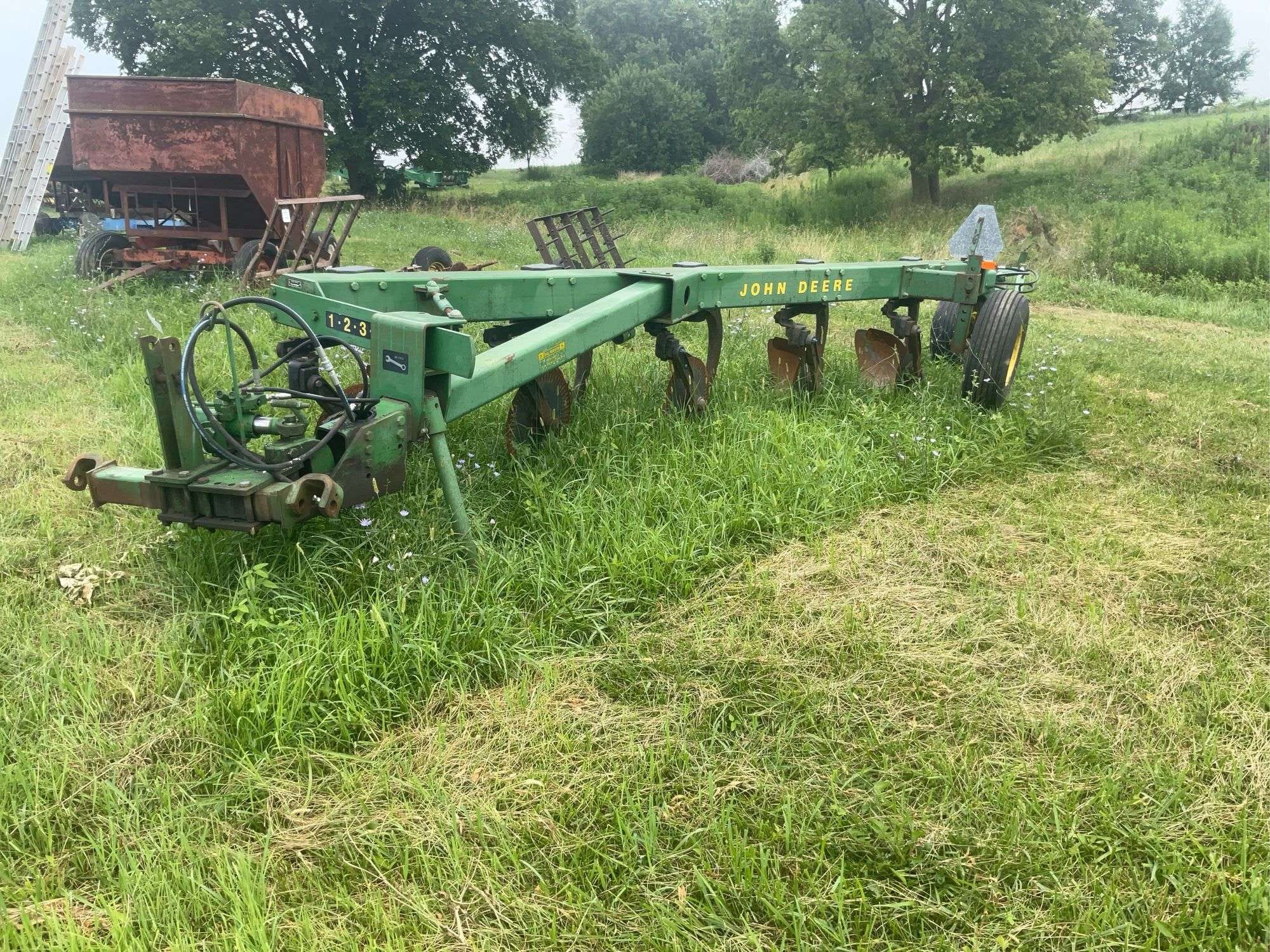 John Deere A2700 Equipment Image0