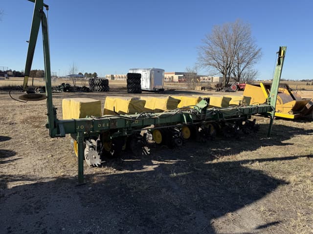 Image of John Deere P7100 equipment image 1