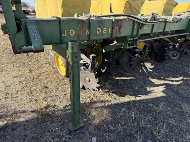 Image of John Deere P7100 equipment image 2