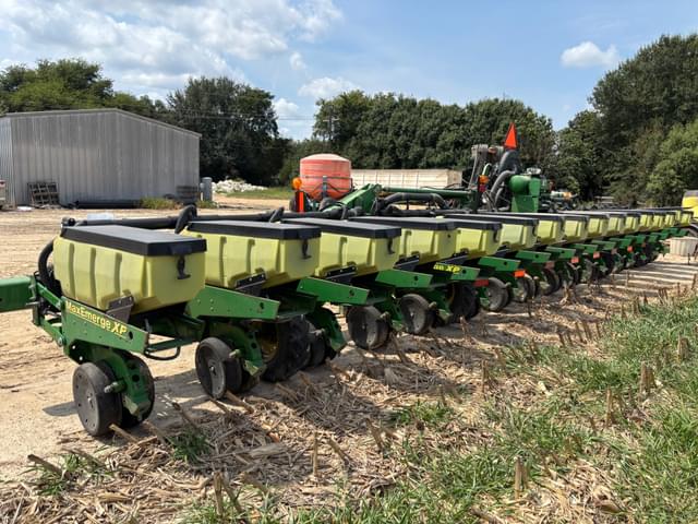 Image of John Deere MaxEmerge XP equipment image 1