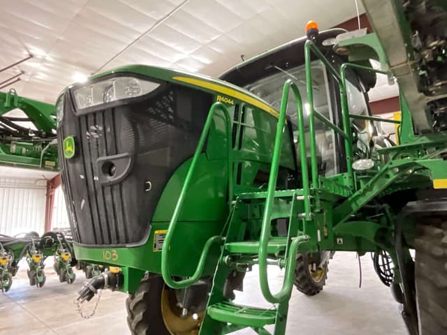 Image of John Deere R4044 equipment image 3