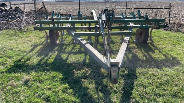 Image of John Deere 1000 equipment image 1