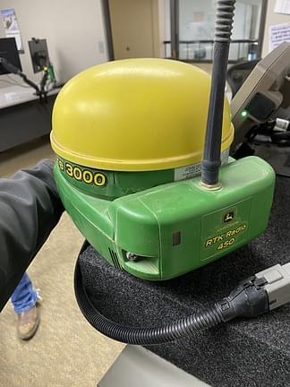 Image of John Deere StarFire 3000 equipment image 2