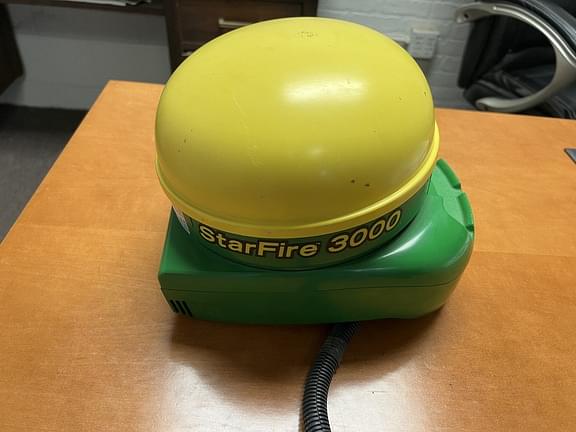 Image of John Deere StarFire 3000 equipment image 3