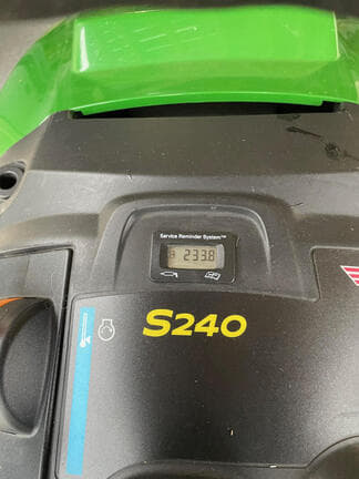 Image of John Deere S240 equipment image 4