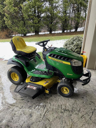 John Deere S240 Equipment Image0