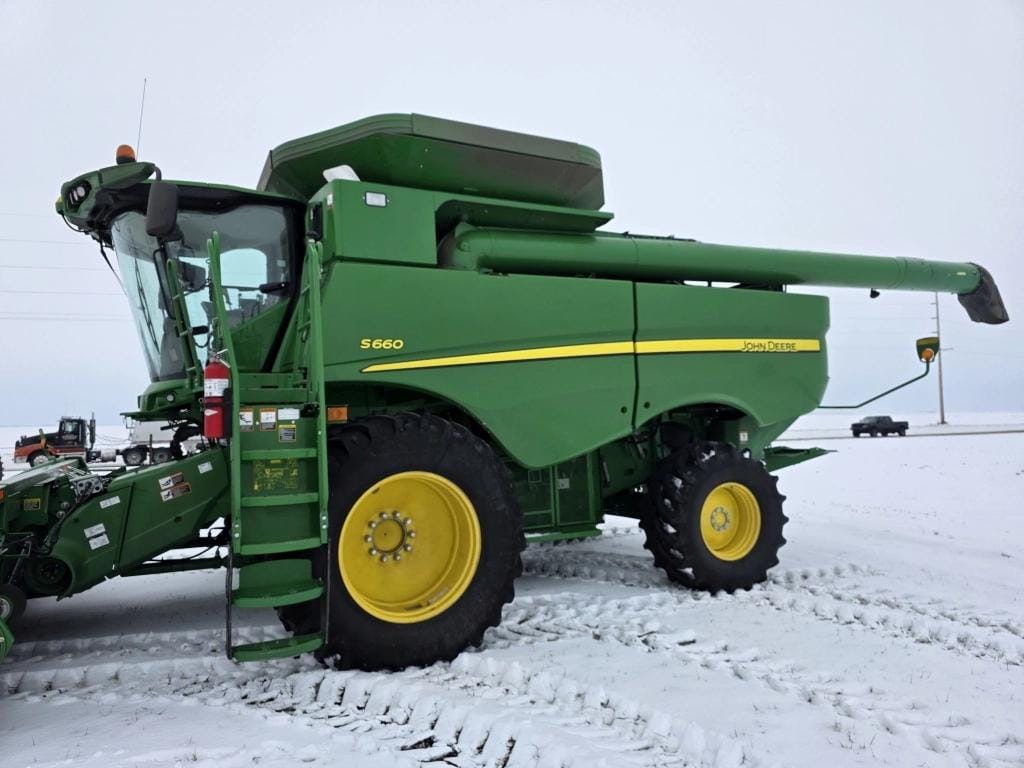 John Deere S660 Equipment Image0