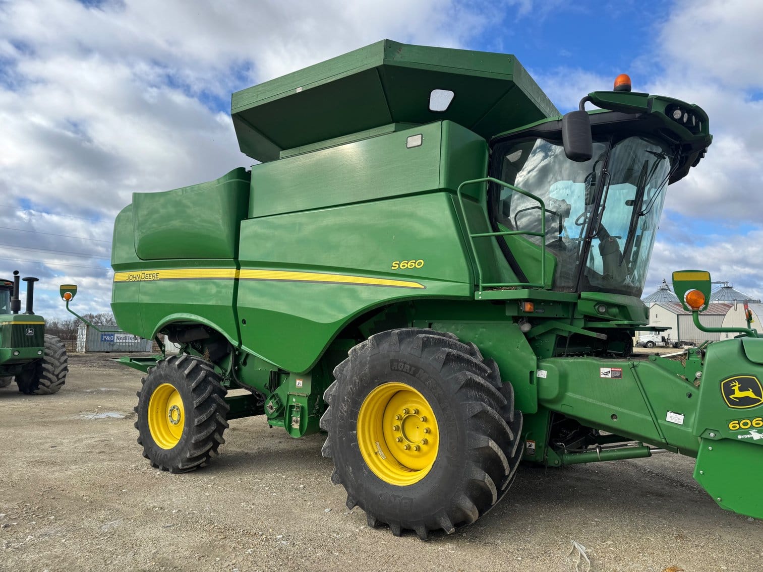 John Deere S660 Equipment Image0