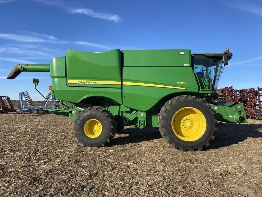John Deere S670 Equipment Image0