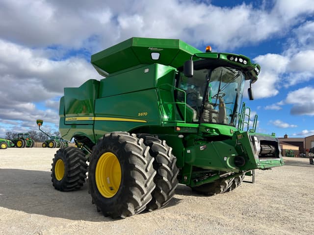 Image of John Deere S670 equipment image 1
