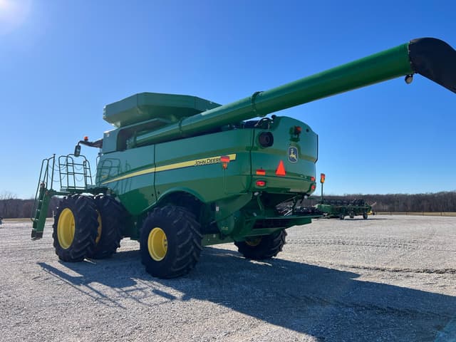 Image of John Deere S670 equipment image 4