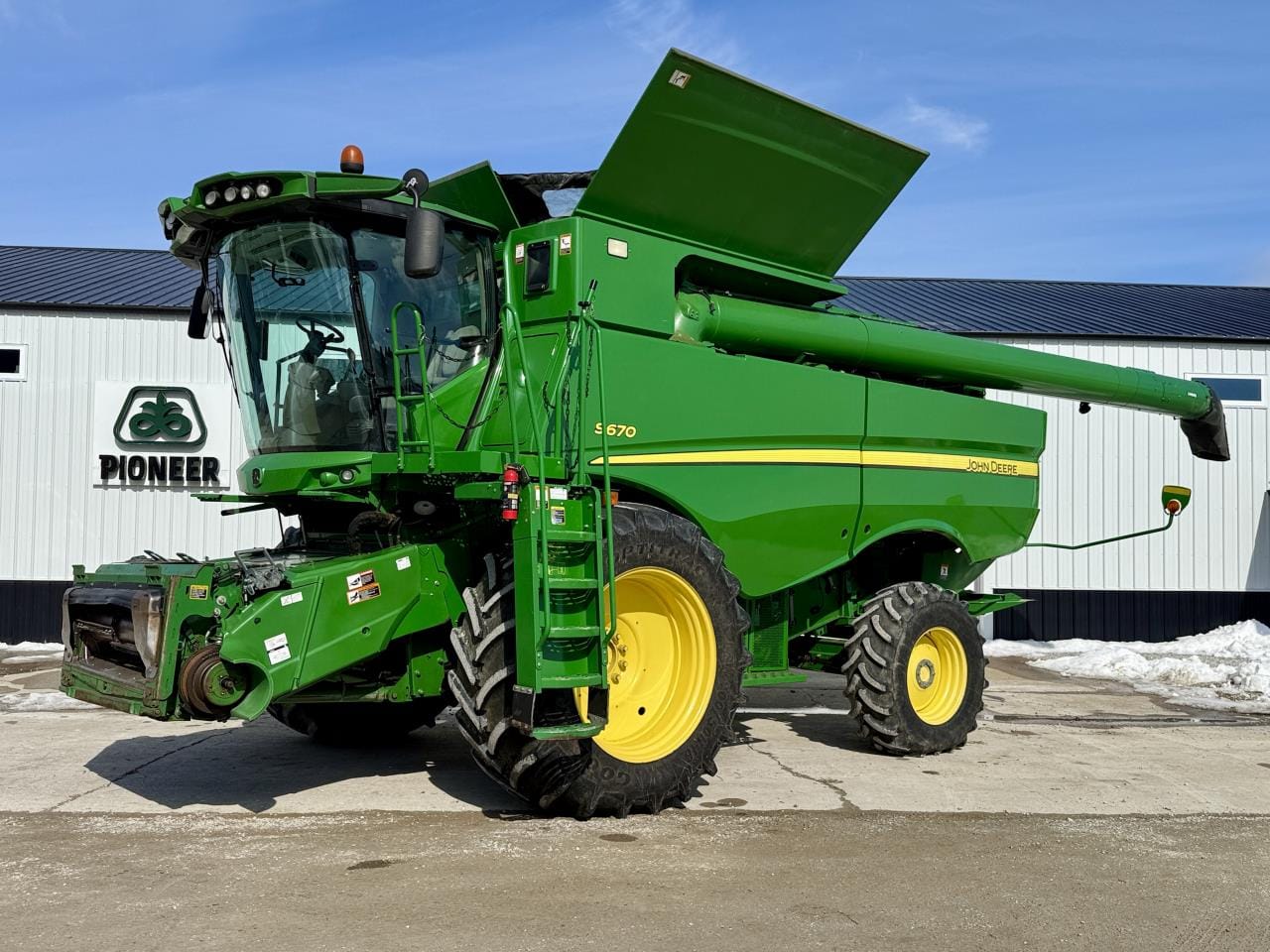 John Deere S670 Equipment Image0