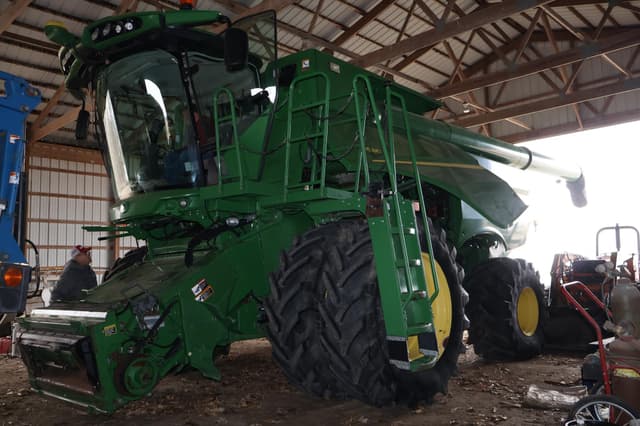 Image of John Deere S680 equipment image 1