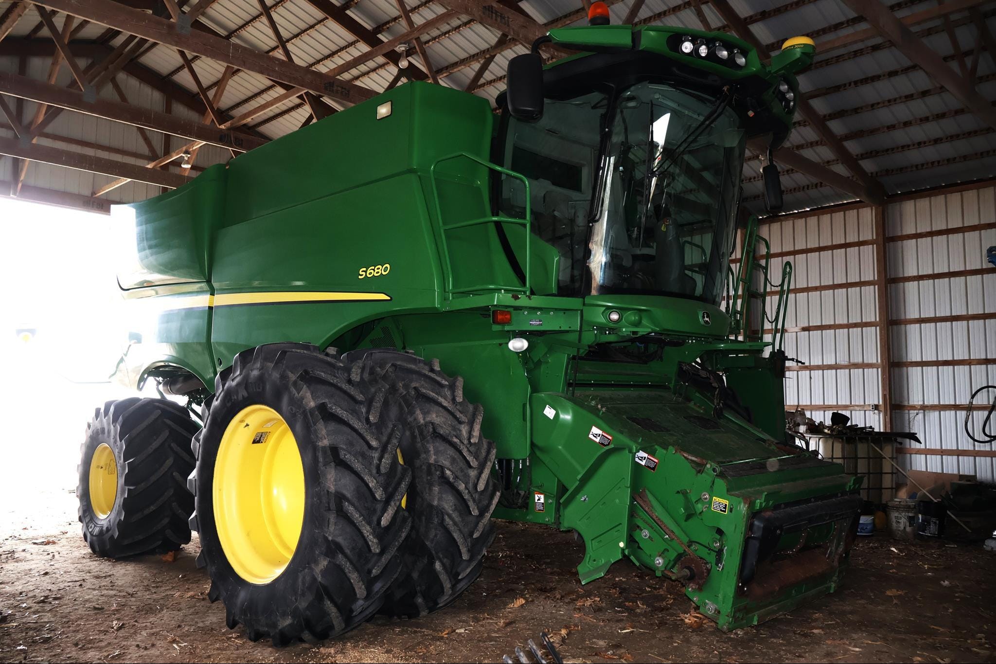 John Deere S680 Equipment Image0